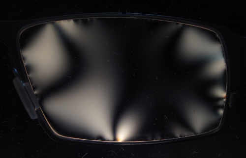 Sehr dünnes, extrem bruchfestes Glas in spannungsempfindlicher Fassungskonstruktion